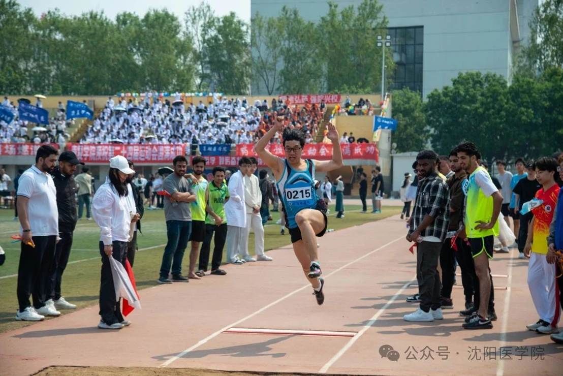 一群人在跑步 AI 生成的内容可能不正确。 一群人在跑步 AI 生成的内容可能不正确。