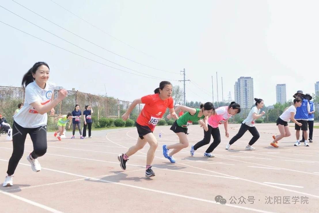 人们在看台上的人在路上跑步 AI 生成的内容可能不正确。 人们在看台上的人在路上跑步 AI 生成的内容可能不正确。