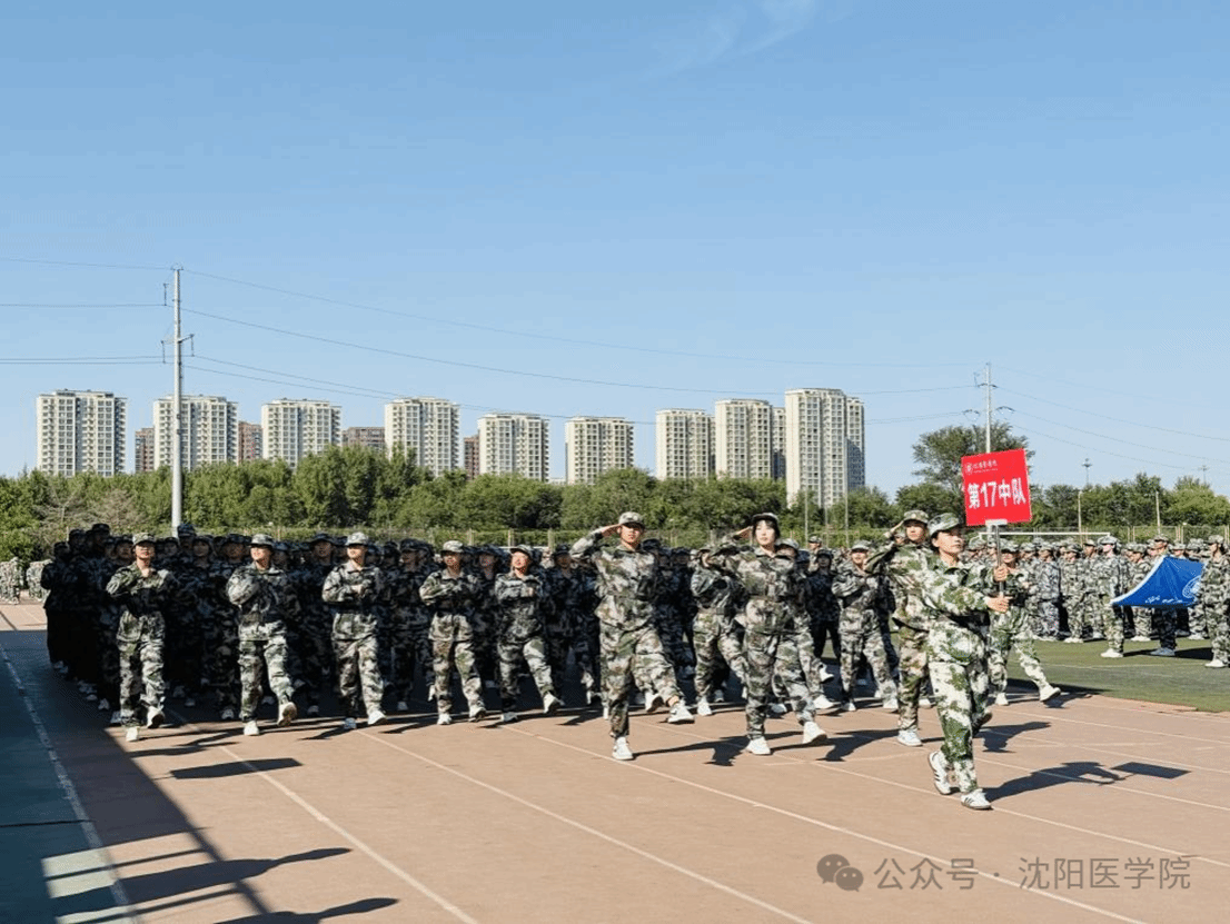 一群人走在路上 AI 生成的内容可能不正确。