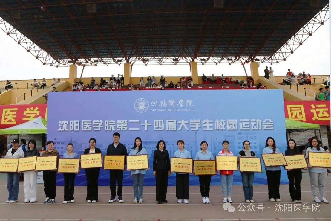 一群人站在一起 AI 生成的内容可能不正确。 一群人站在一起 AI 生成的内容可能不正确。
