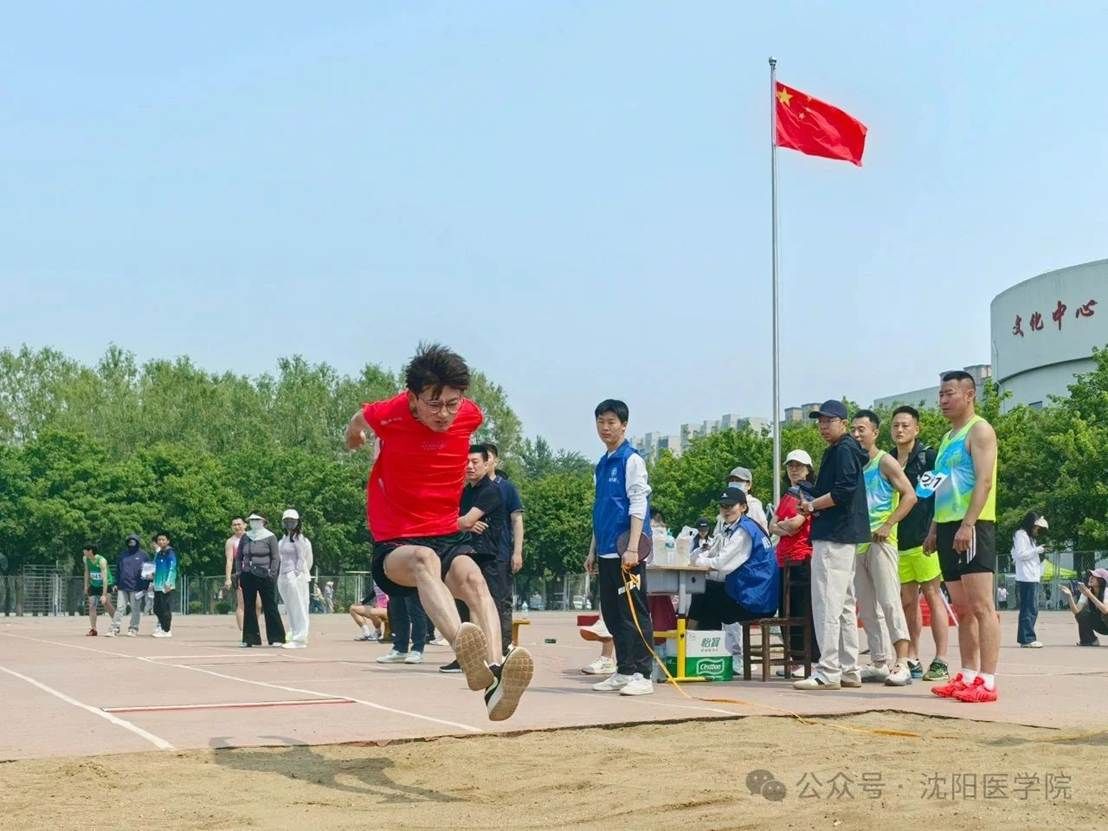 一群人在放风筝 AI 生成的内容可能不正确。 一群人在放风筝 AI 生成的内容可能不正确。