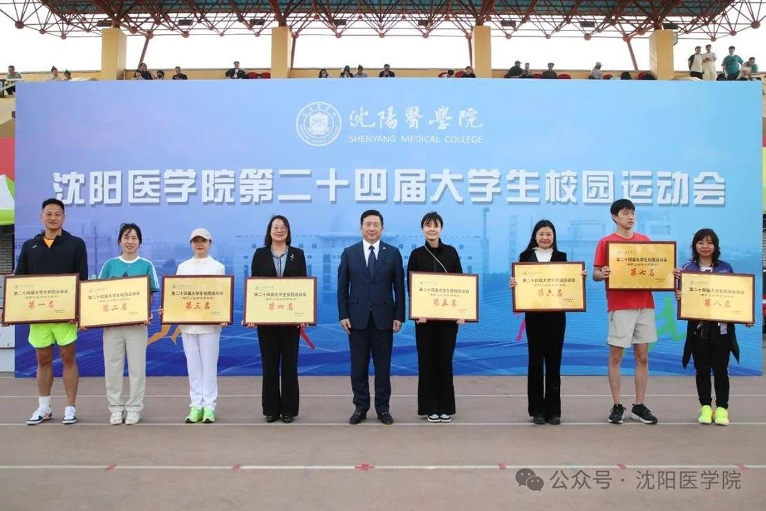 一群人站在台上演讲 AI 生成的内容可能不正确。 一群人站在台上演讲 AI 生成的内容可能不正确。
