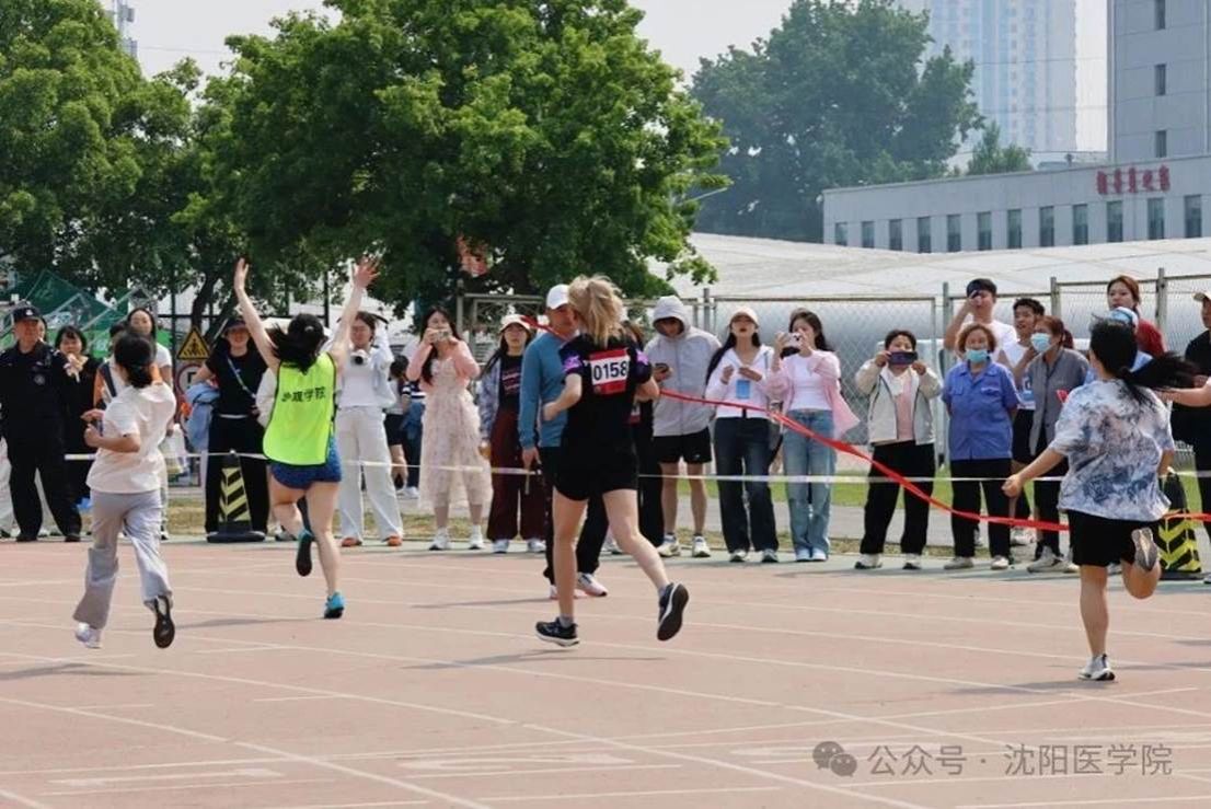 一群人在跑步 AI 生成的内容可能不正确。 一群人在跑步 AI 生成的内容可能不正确。