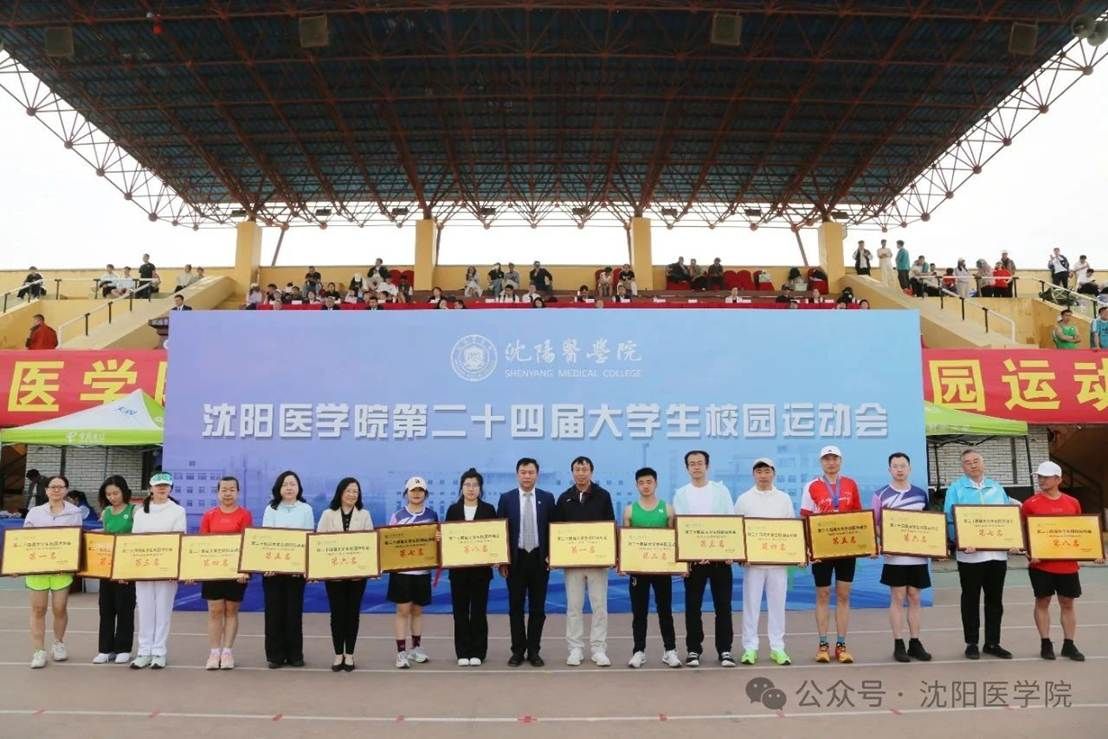 一群人站在一起 AI 生成的内容可能不正确。 一群人站在一起 AI 生成的内容可能不正确。