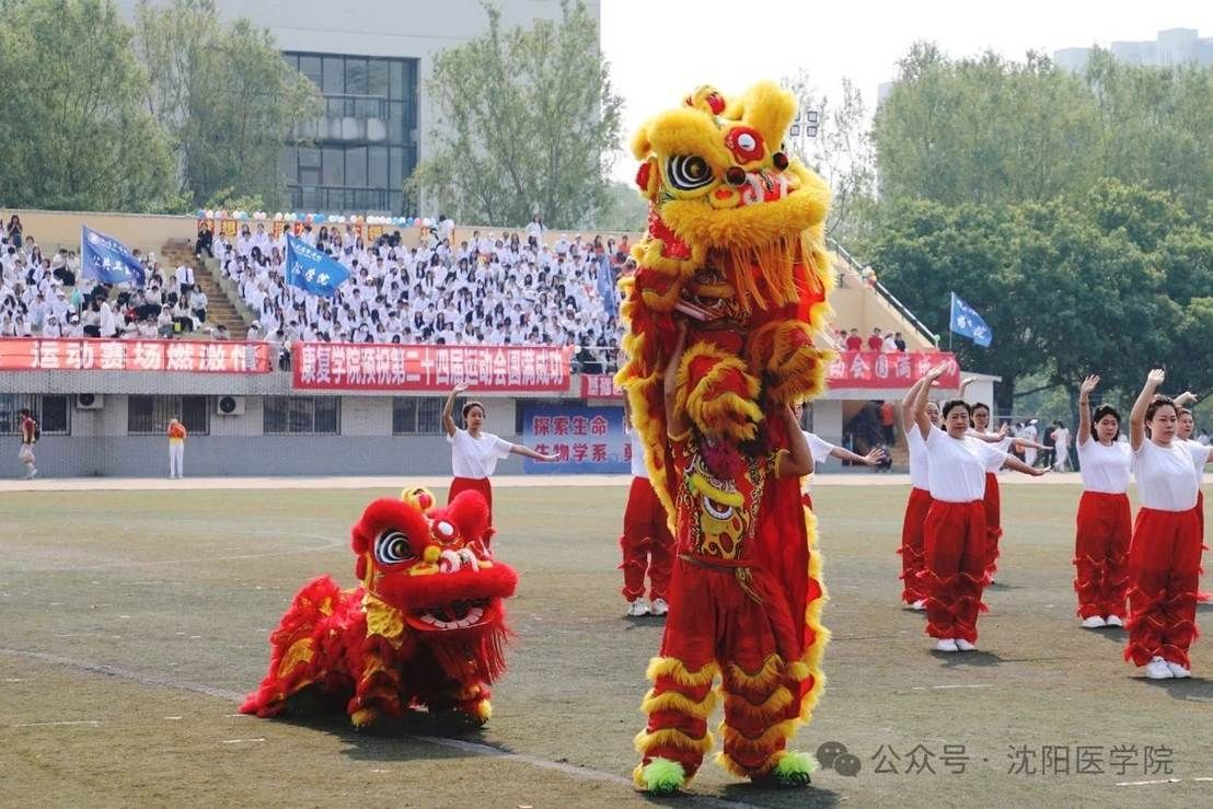 一群人站在街道上 AI 生成的内容可能不正确。 一群人站在街道上 AI 生成的内容可能不正确。