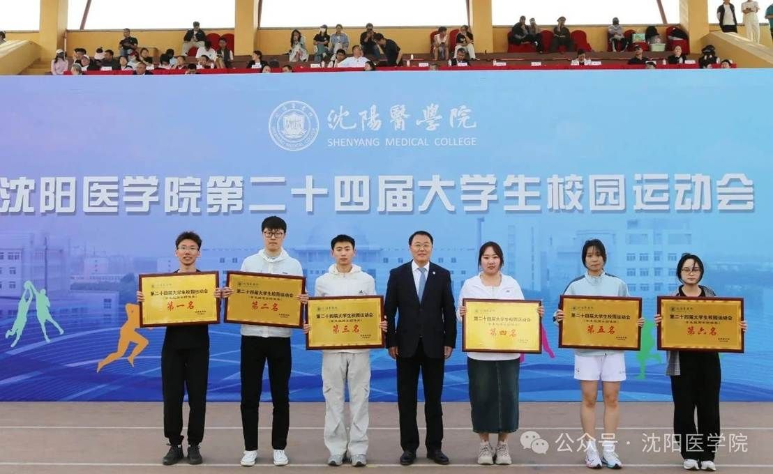 一群人站在台上演讲 AI 生成的内容可能不正确。 一群人站在台上演讲 AI 生成的内容可能不正确。
