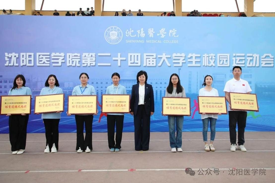 一群人站在一起 AI 生成的内容可能不正确。 一群人站在一起 AI 生成的内容可能不正确。