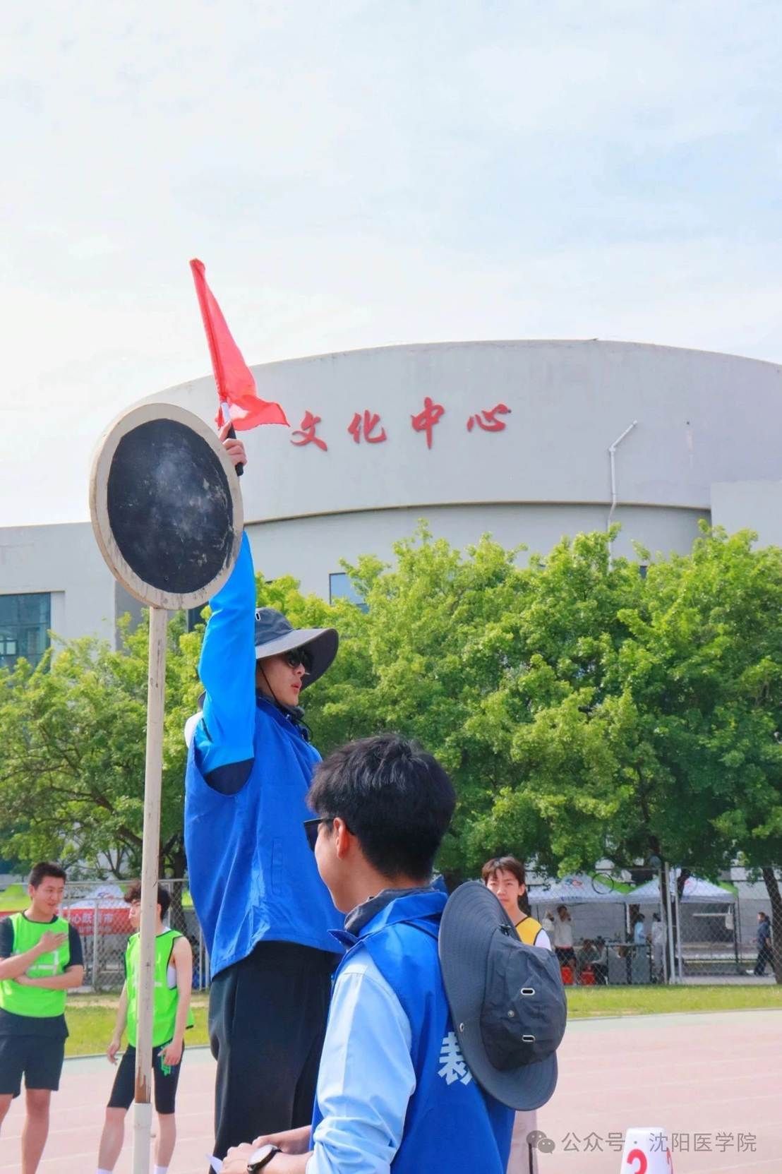 图片包含 户外, 人, 男人, 站 AI 生成的内容可能不正确。 图片包含 户外, 人, 男人, 站 AI 生成的内容可能不正确。