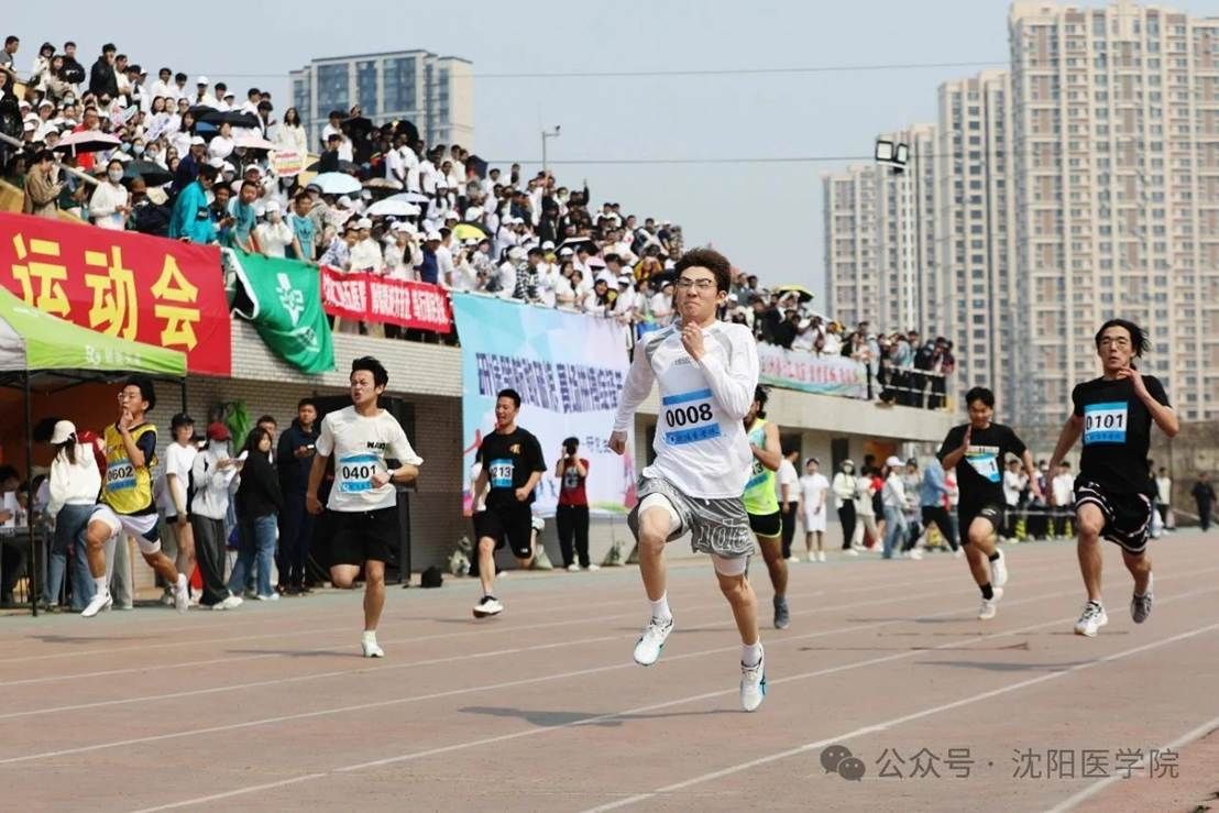 一群人在广场上 AI 生成的内容可能不正确。 一群人在广场上 AI 生成的内容可能不正确。