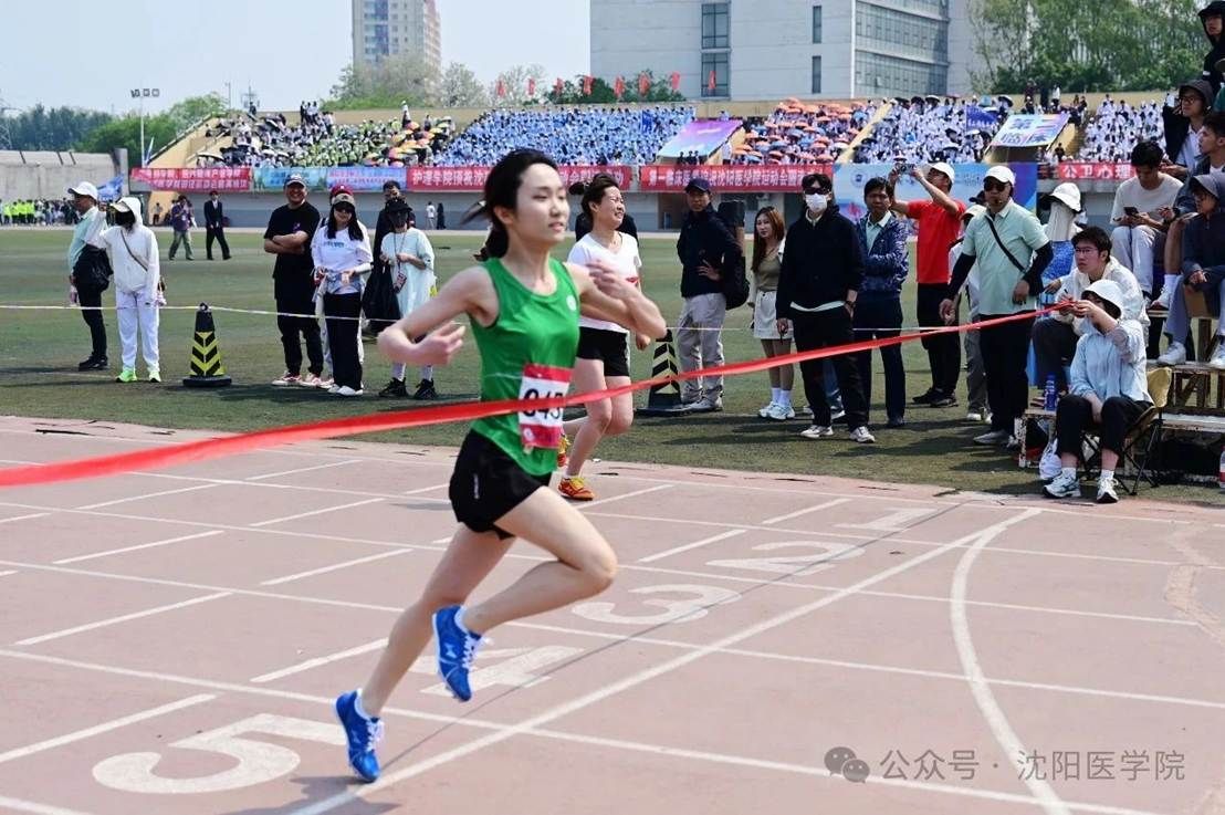 篮球运动员站在球场上 AI 生成的内容可能不正确。 篮球运动员站在球场上 AI 生成的内容可能不正确。