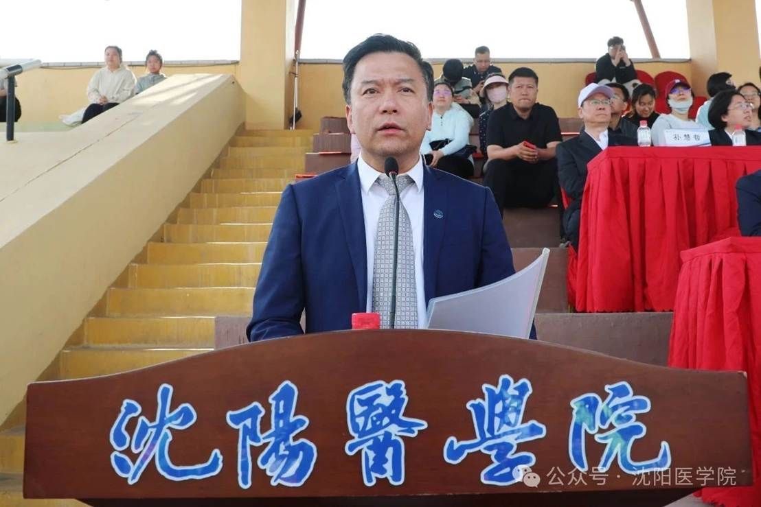 桌子前坐着的人 AI 生成的内容可能不正确。 桌子前坐着的人 AI 生成的内容可能不正确。